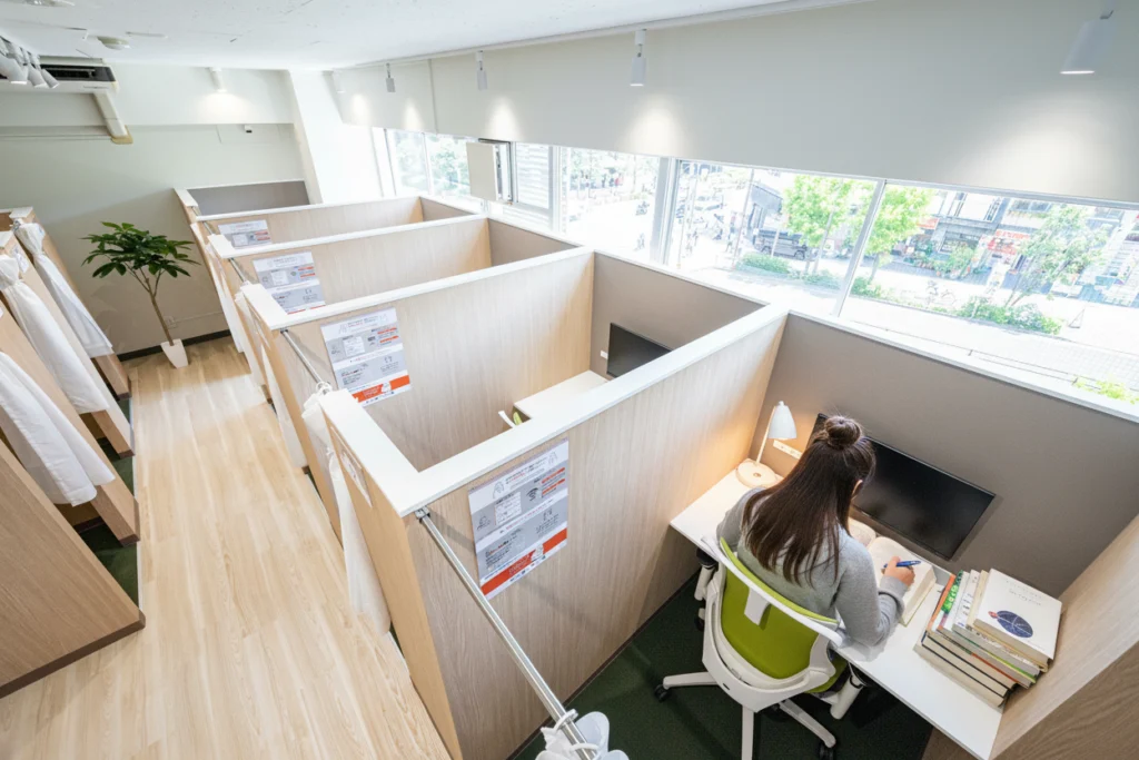 文京区の自習室KAKOIの半個室ブース。高いパーティションで周囲の視線を遮り、カフェよりも集中できる勉強環境。