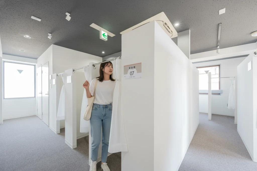 江戸川橋駅前店の店内を見学する女性