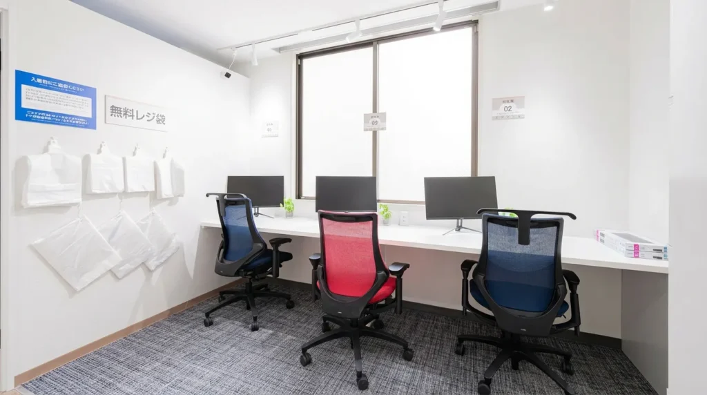 持ち帰り用に常備された無料のレジ袋と清潔な自習室の店内