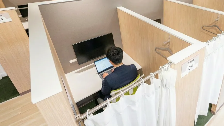 カーテンで仕切られた半個室ブースで集中して勉強する様子