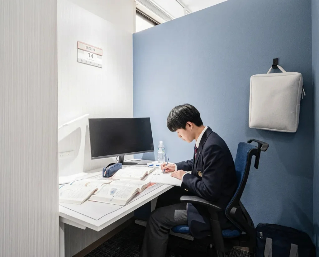 高い仕切りでプライバシーが守られた集中エリアでの学習風景