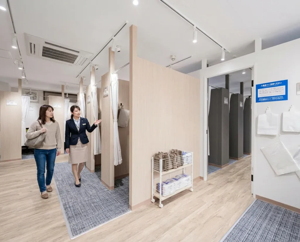 男女問わず安心して利用できる、明るく広々とした店内通路