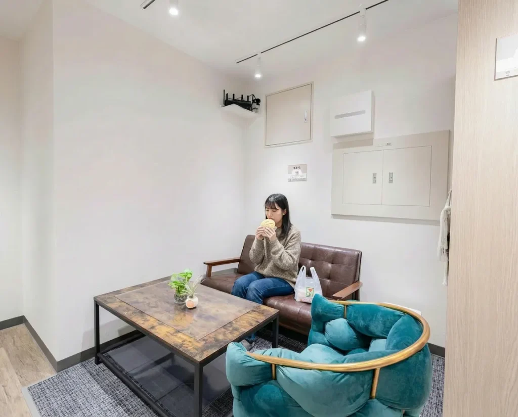 勉強や仕事の合間にリラックスできる休憩ラウンジのソファ席で食事する女性の様子
