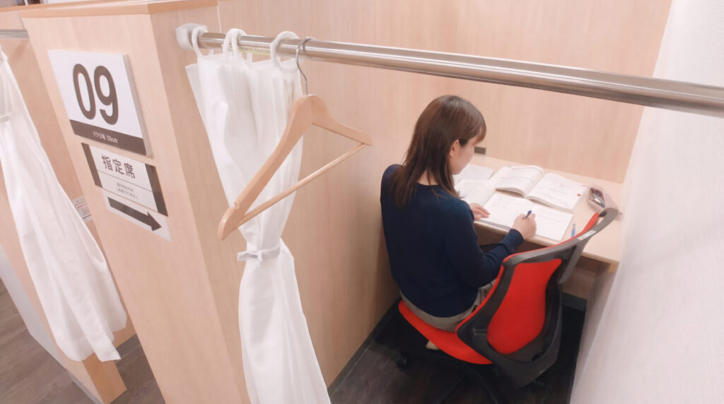 誰にも邪魔されず集中して勉強できる半個室ブースの使用イメージ