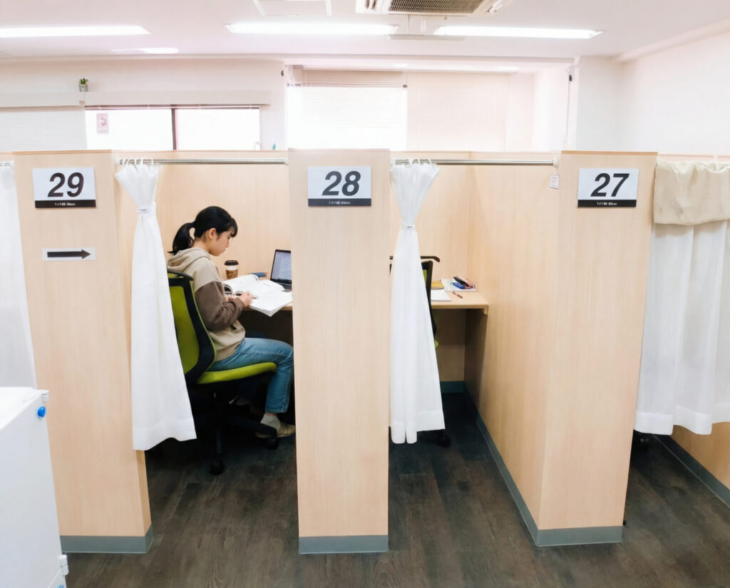 静かで集中できる環境が整った自習室KAKOI 巣鴨駅前店の利用風景