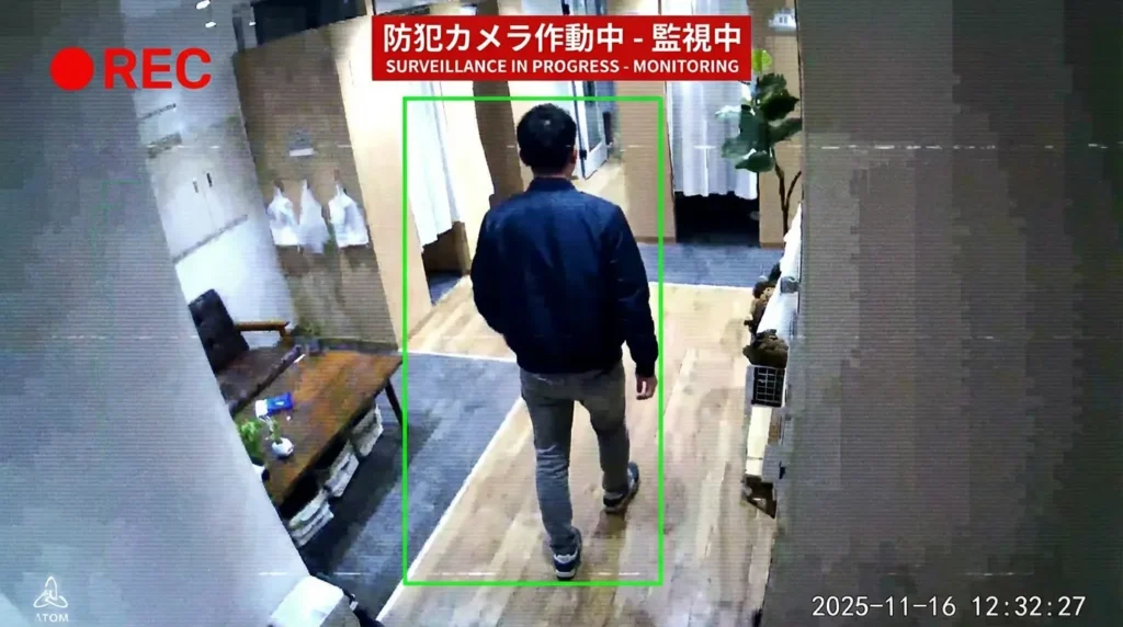 全デスクを見守る24時間作動中の防犯カメラ