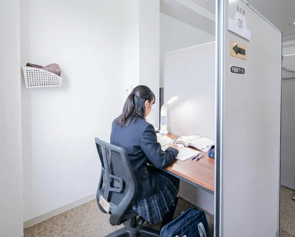 集中して受験勉強に取り組む学生の様子(千石自習室の個別ブース)