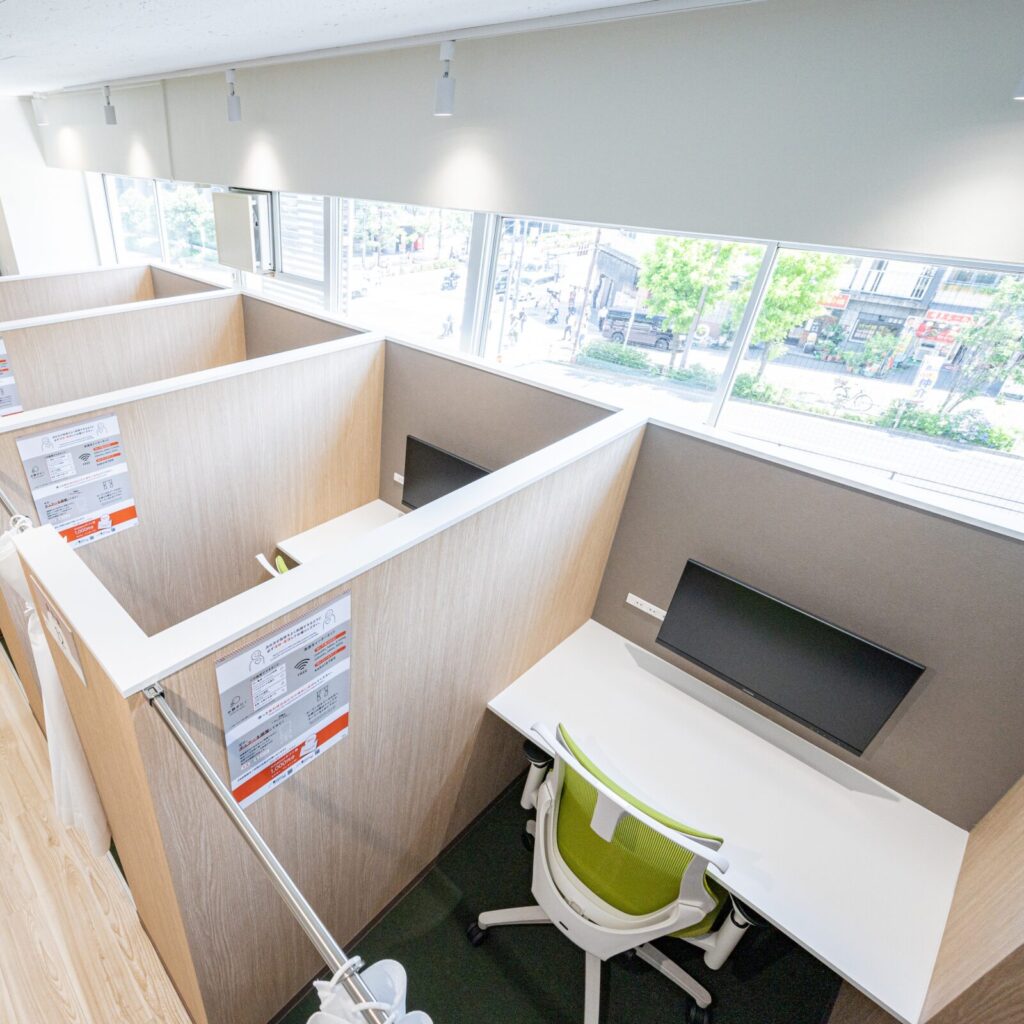 自習室KAKOI 後楽園駅前店 モニター完備の半個室ブース
