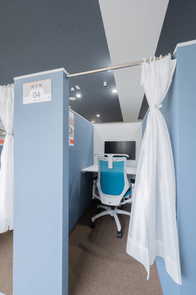 自習室KAKOI 文京シビックセンター前店のカーテン付き半個室