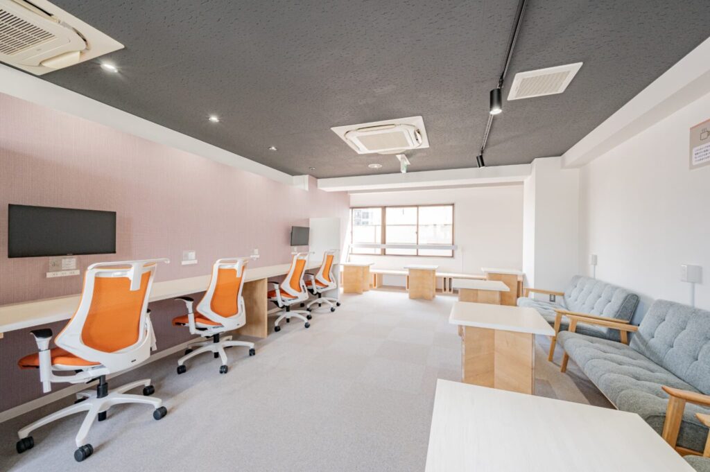 食事やWEB会議ができるカフェエリア