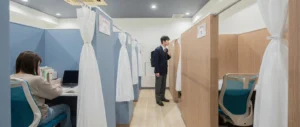 自習室KAKOI 文京シビックセンター前店のカーテン付き個室ブース。プライバシーが確保された静かな空間で、学生や社会人が集中して勉強・作業できる環境