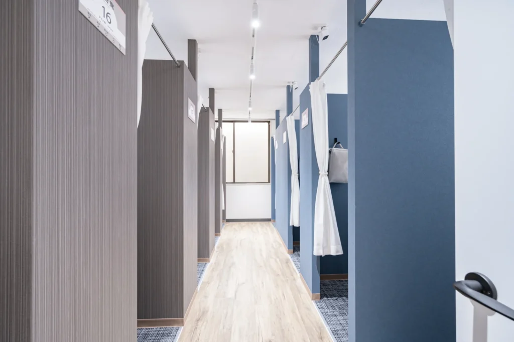 清潔で明るい自習室内の通路とブース配置