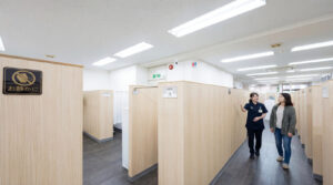 男女問わず利用しやすい清潔で広々とした店内の通路