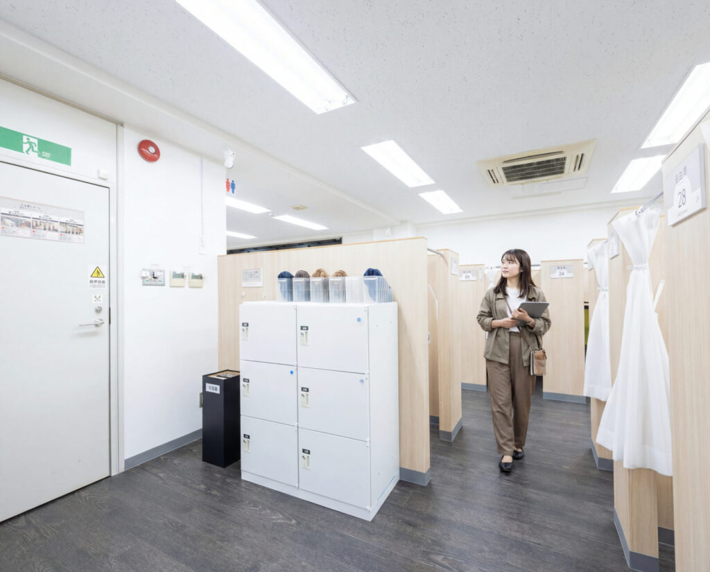 自習室KAKOI 巣鴨駅前店の契約ロッカーと、女性も安心して利用できる明るく清潔な店内通路