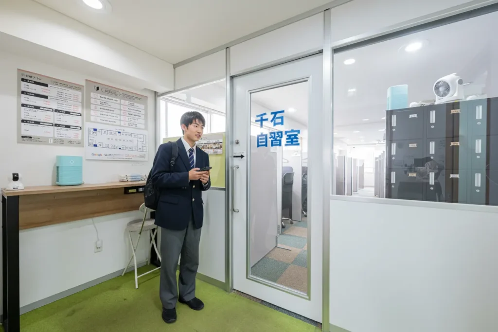 千石駅近くの自習室入り口・セキュリティと清潔な学習環境