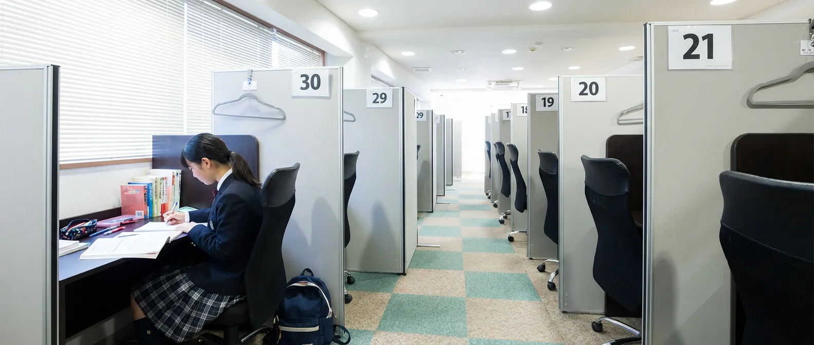 文京区の千石自習室:自然光が入る明るい窓際席と、静かで集中できる個別ブースが並ぶ店内の全景(学生の利用イメージ)